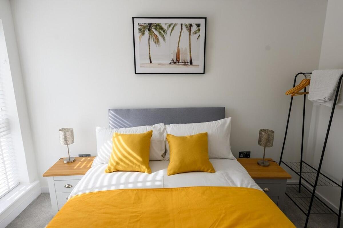 Luxury 5 Bedroom House With Parking Chatham  Room photo