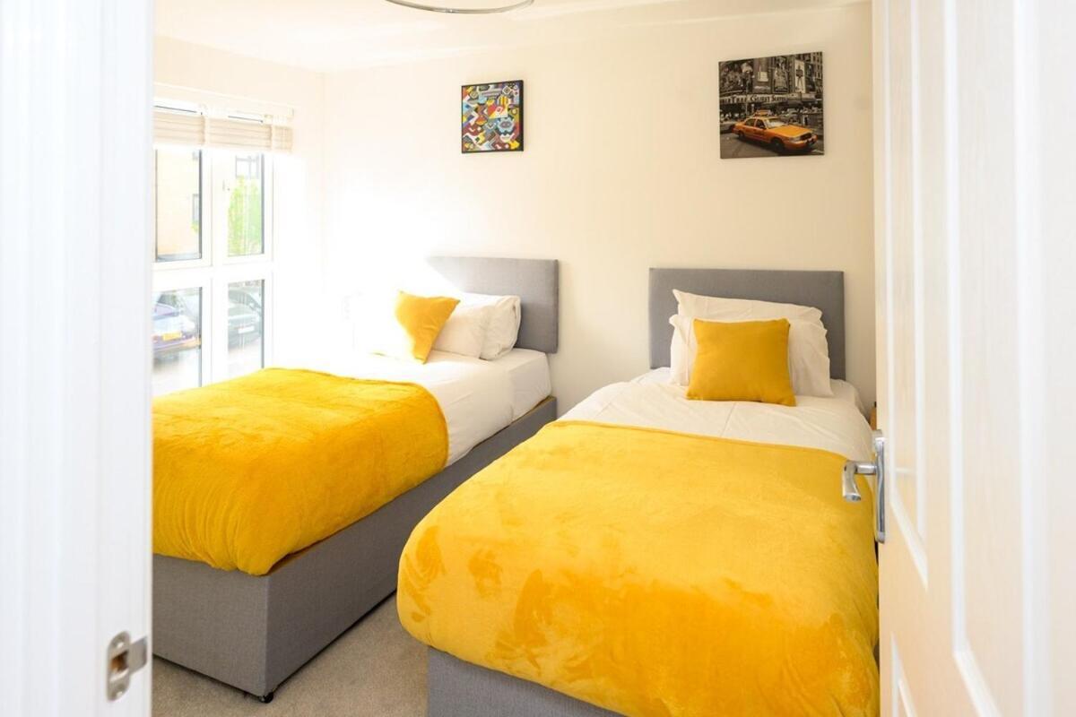 Luxury 5 Bedroom House With Parking Chatham  Room photo