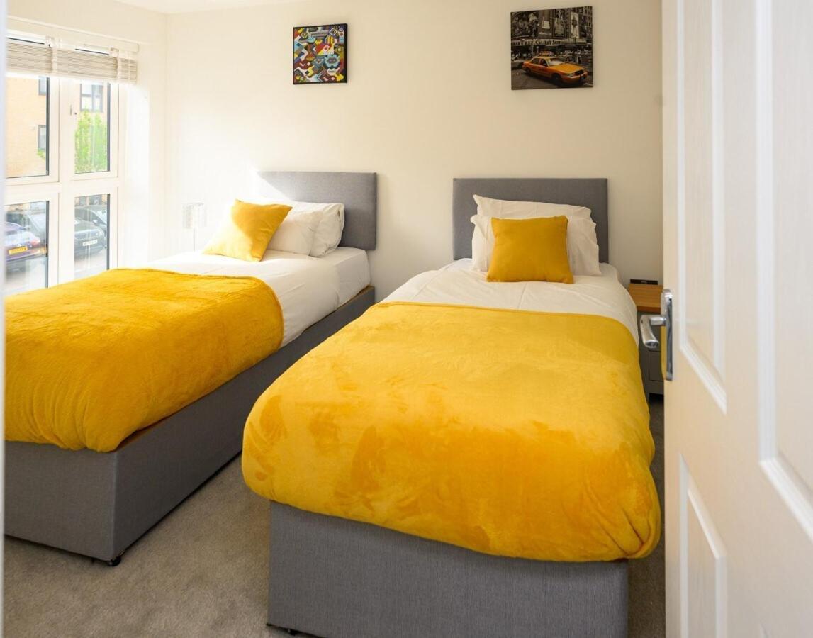Luxury 5 Bedroom House With Parking Chatham  Room photo