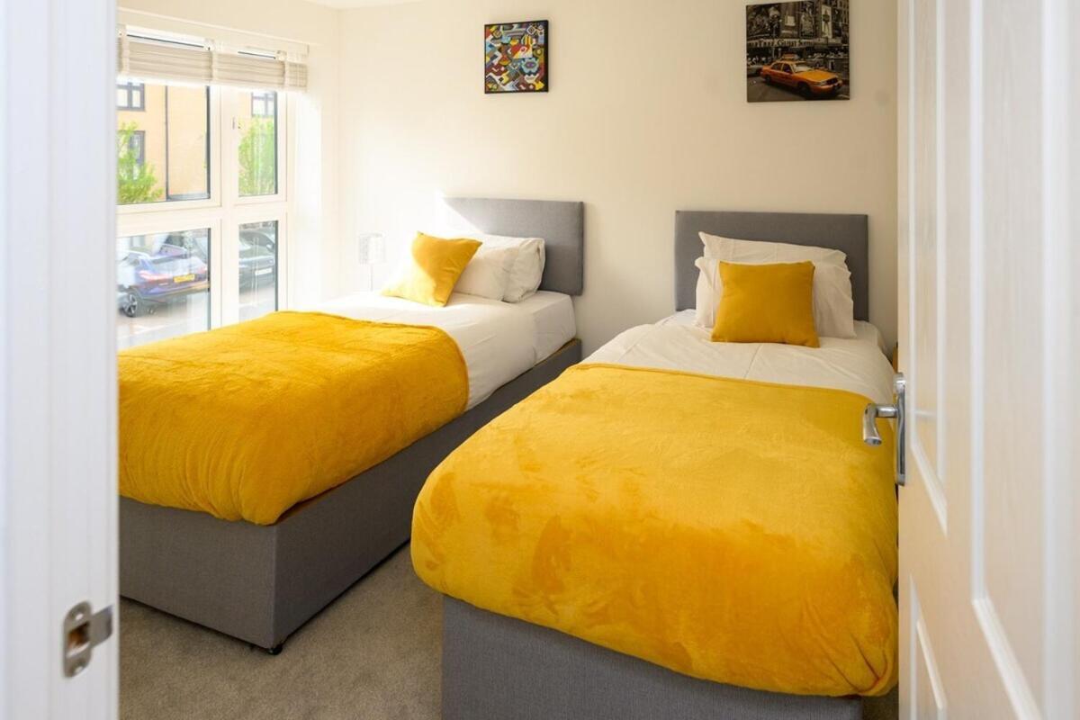 Luxury 5 Bedroom House With Parking Chatham  Room photo